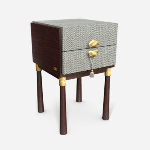 dokulu örgü yüzeyli komodin, pirinç kulplu modern bedside table, masif ahşap ayaklı iki çekmeceli komodin, özel üretim dokulu çekmeceli komodin tasarımı, pirinç detaylı luxury yatak yanı dolabı