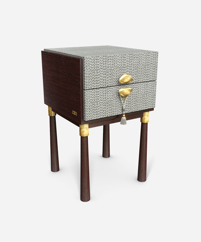 dokulu örgü yüzeyli komodin, pirinç kulplu modern bedside table, masif ahşap ayaklı iki çekmeceli komodin, özel üretim dokulu çekmeceli komodin tasarımı, pirinç detaylı luxury yatak yanı dolabı