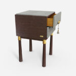 dokulu örgü yüzeyli komodin, pirinç kulplu modern bedside table, masif ahşap ayaklı iki çekmeceli komodin, özel üretim dokulu çekmeceli komodin tasarımı, pirinç detaylı luxury yatak yanı dolabı