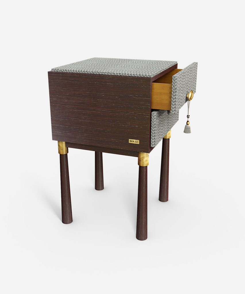 dokulu örgü yüzeyli komodin, pirinç kulplu modern bedside table, masif ahşap ayaklı iki çekmeceli komodin, özel üretim dokulu çekmeceli komodin tasarımı, pirinç detaylı luxury yatak yanı dolabı