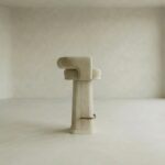 masif mese konik ayak bar sandalyesi, pirinc ayaklikli modern bar chair, ozel uretim modern bar sandalyesi tasarimi, dosemeli ahsap bar sandalyesi, modern mimari bar chair tasarimi