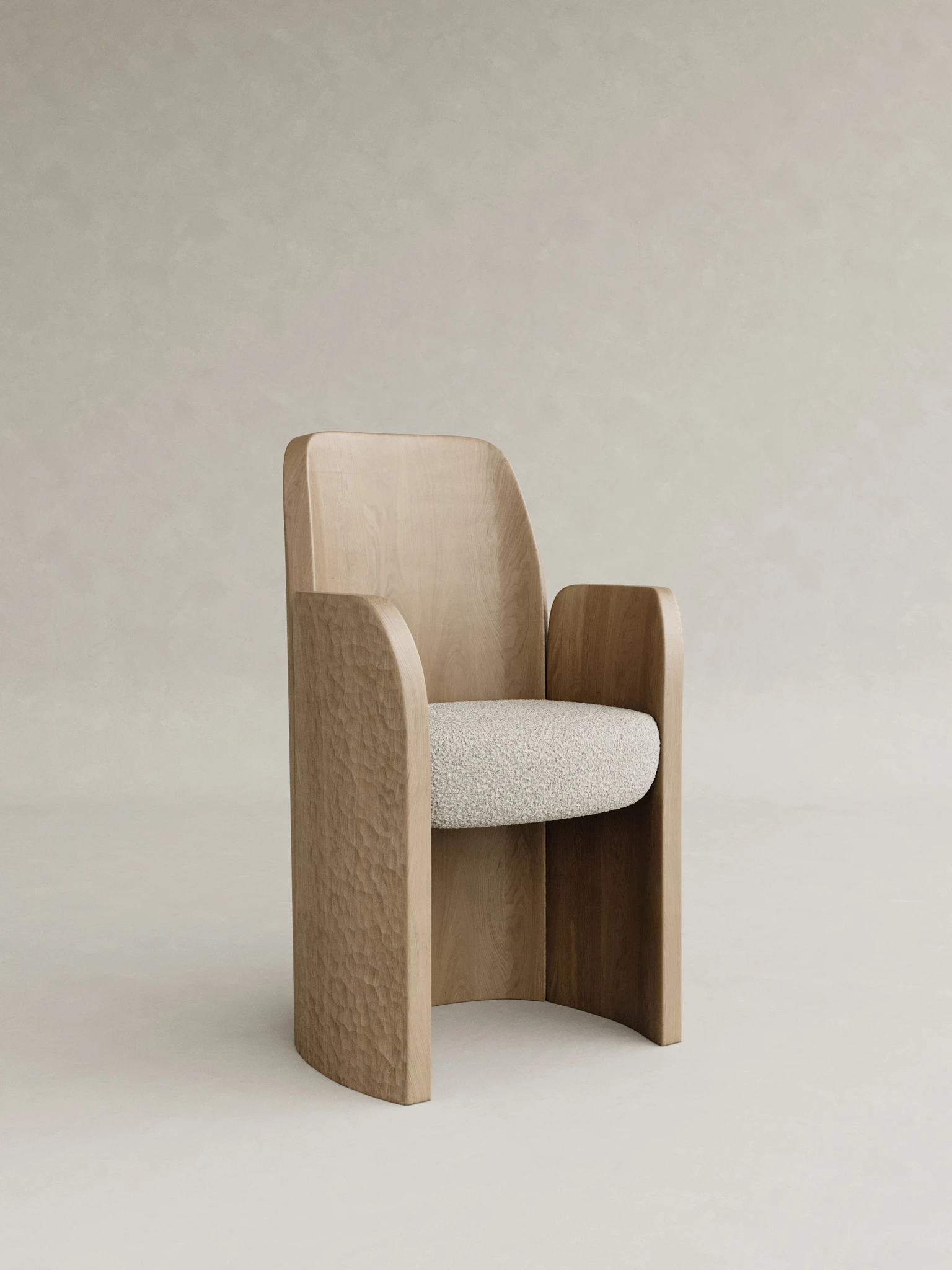 masif ahşap kolçaklı sandalye elde yontulmuş doku özel üretim, heykelsi dining chair özel ölçü sipariş mobilya, ısmarlama mobilya kolçaklı sandalye tasarım, modern rustic ahşap sandalye kolçaklı, el işçiligi detaylı sandalye masif ahşap tasarım