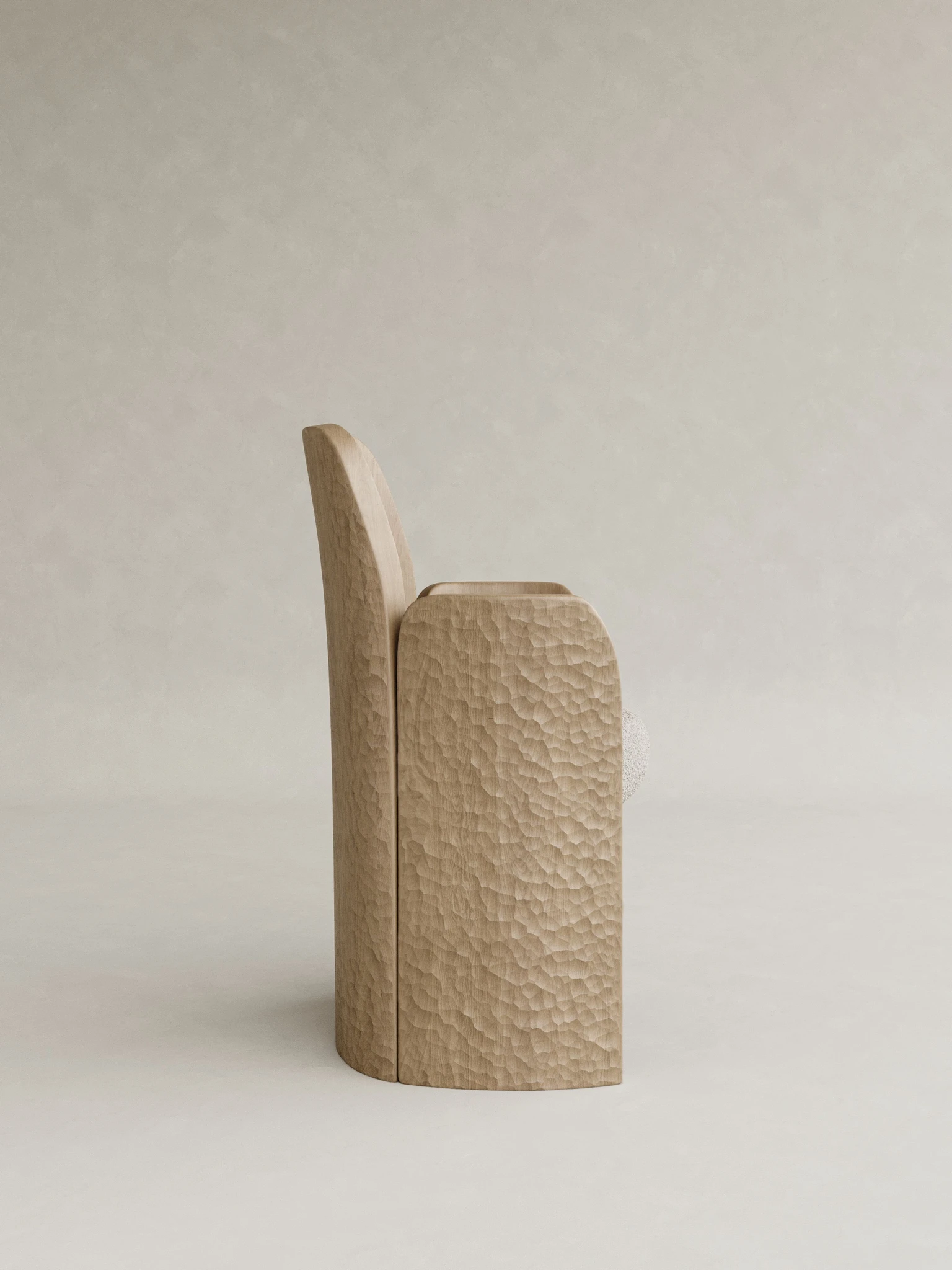 masif ahşap kolçaklı sandalye elde yontulmuş doku özel üretim, heykelsi dining chair özel ölçü sipariş mobilya, ısmarlama mobilya kolçaklı sandalye tasarım, modern rustic ahşap sandalye kolçaklı, el işçiligi detaylı sandalye masif ahşap tasarım