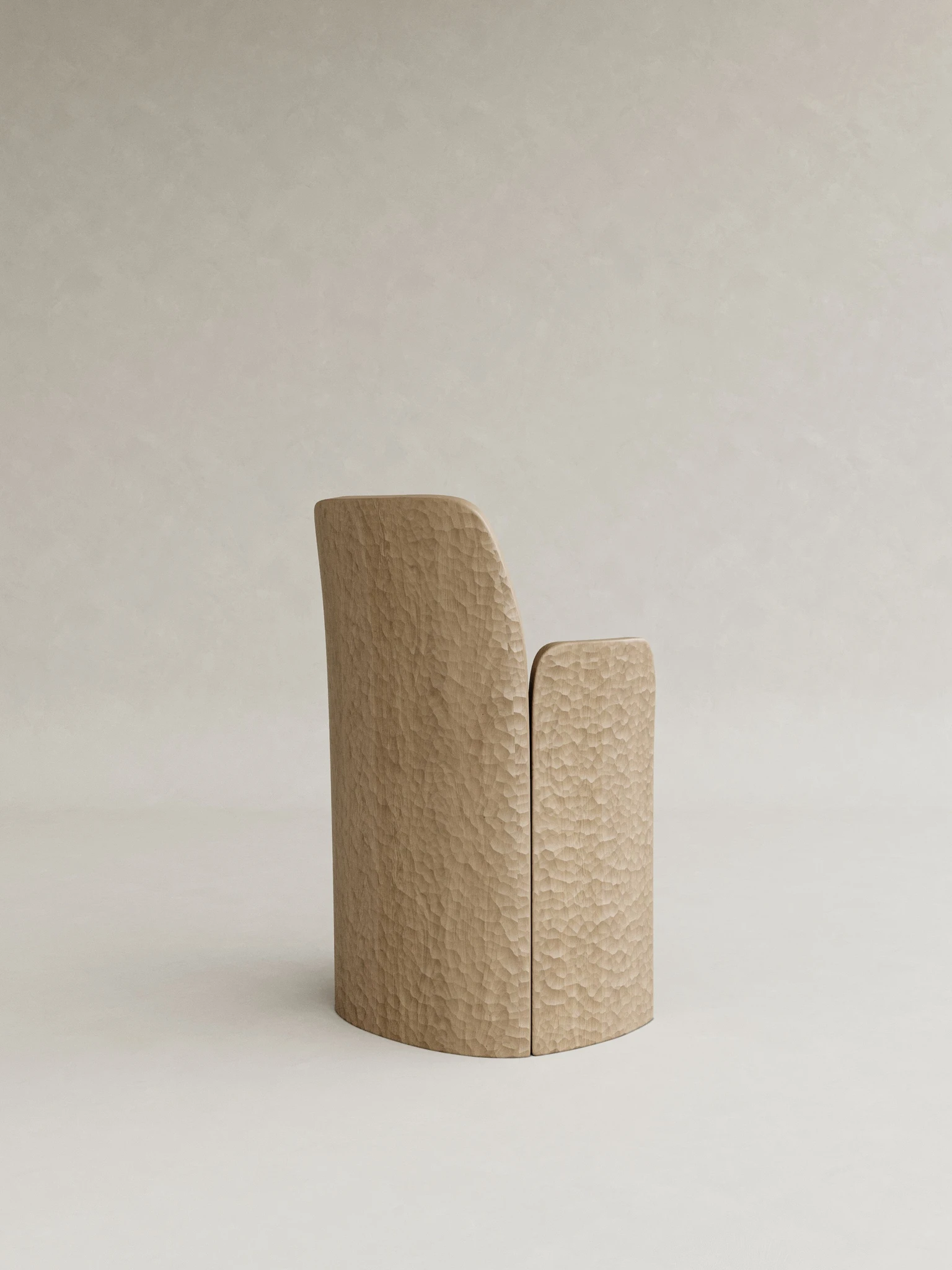 masif ahşap kolçaklı sandalye elde yontulmuş doku özel üretim, heykelsi dining chair özel ölçü sipariş mobilya, ısmarlama mobilya kolçaklı sandalye tasarım, modern rustic ahşap sandalye kolçaklı, el işçiligi detaylı sandalye masif ahşap tasarım