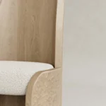 masif ahşap sandalye elde yontulmuş yüzey özel üretim, heykelsi dining sandalye özel ölçü sipariş mobilya, ısmarlama mobilya bouclé oturum ahşap sandalye tasarım, modern rustic sandalye masif meşe detaylı, el işçiligi detaylı sandalye tasarım ahşap