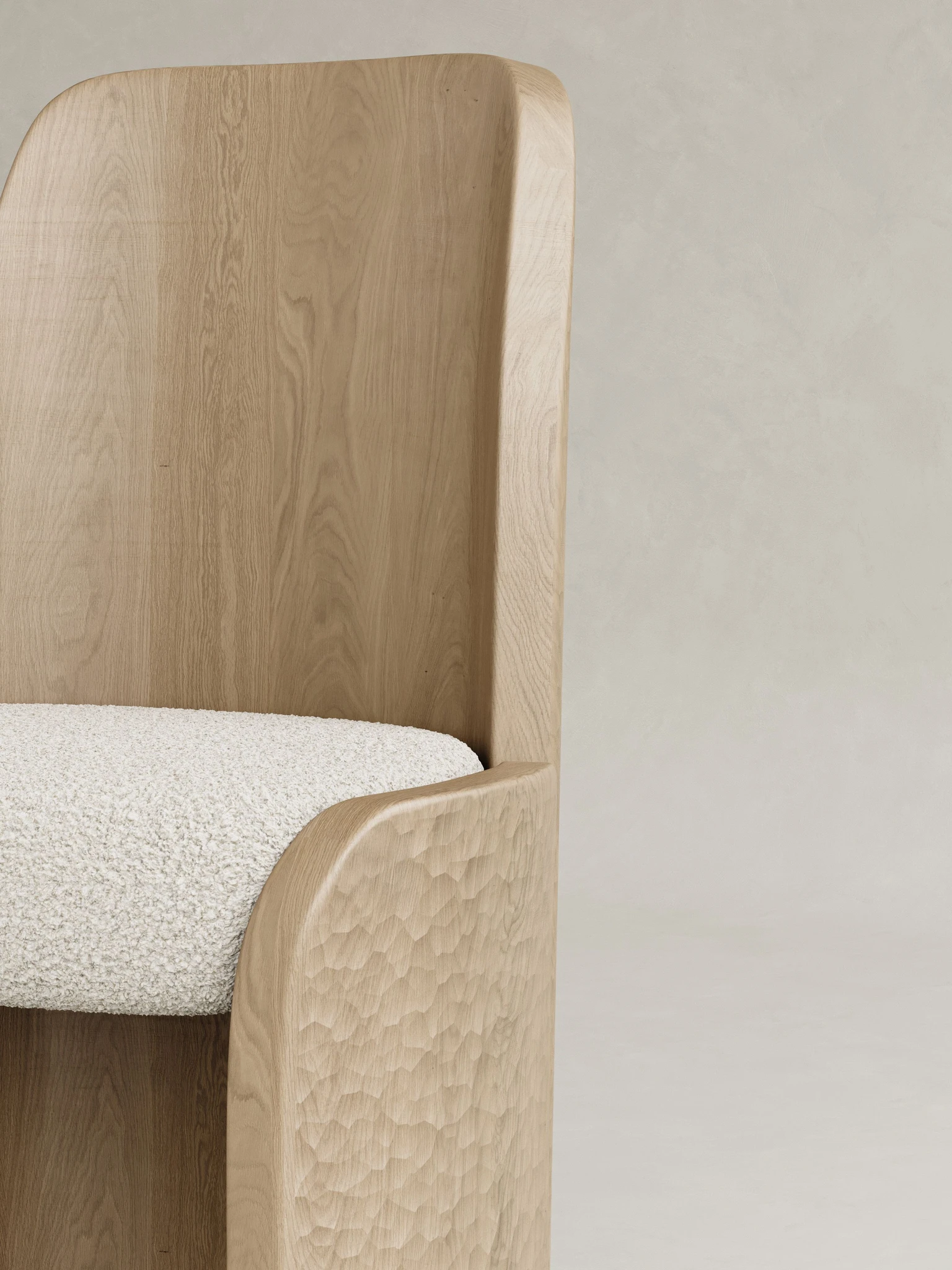 masif ahşap sandalye elde yontulmuş yüzey özel üretim, heykelsi dining sandalye özel ölçü sipariş mobilya, ısmarlama mobilya bouclé oturum ahşap sandalye tasarım, modern rustic sandalye masif meşe detaylı, el işçiligi detaylı sandalye tasarım ahşap