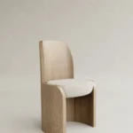 masif ahşap sandalye elde yontulmuş yüzey özel üretim, heykelsi dining sandalye özel ölçü sipariş mobilya, ısmarlama mobilya bouclé oturum ahşap sandalye tasarım, modern rustic sandalye masif meşe detaylı, el işçiligi detaylı sandalye tasarım ahşap