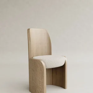 masif ahşap sandalye elde yontulmuş yüzey özel üretim, heykelsi dining sandalye özel ölçü sipariş mobilya, ısmarlama mobilya bouclé oturum ahşap sandalye tasarım, modern rustic sandalye masif meşe detaylı, el işçiligi detaylı sandalye tasarım ahşap