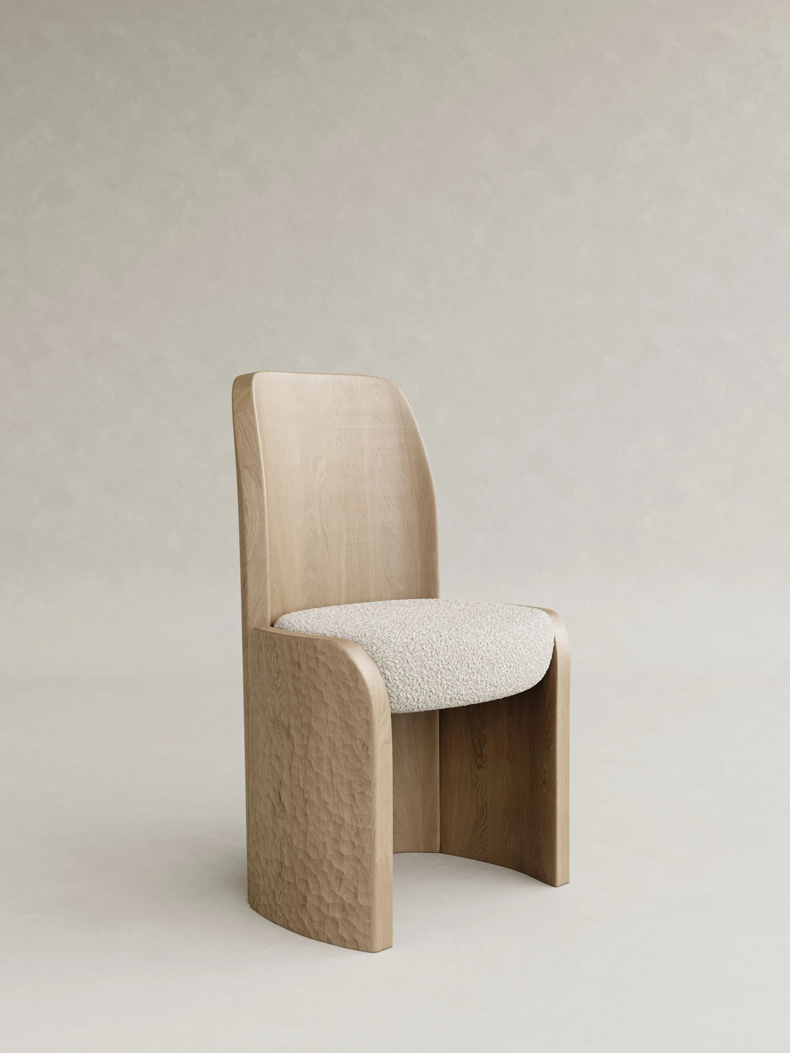 masif ahşap sandalye elde yontulmuş yüzey özel üretim, heykelsi dining sandalye özel ölçü sipariş mobilya, ısmarlama mobilya bouclé oturum ahşap sandalye tasarım, modern rustic sandalye masif meşe detaylı, el işçiligi detaylı sandalye tasarım ahşap