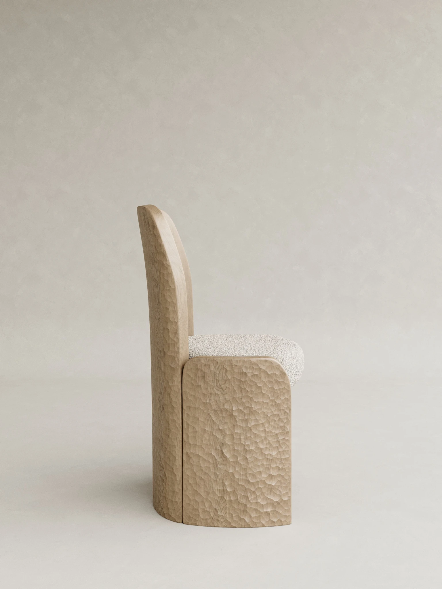 masif ahşap sandalye elde yontulmuş yüzey özel üretim, heykelsi dining sandalye özel ölçü sipariş mobilya, ısmarlama mobilya bouclé oturum ahşap sandalye tasarım, modern rustic sandalye masif meşe detaylı, el işçiligi detaylı sandalye tasarım ahşap