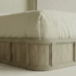 masif mese panel detayli karyola tasarimi, dosemeli baslikli modern yatak modeli, ozel uretim ahsap karyola, japandi stil modern yatak tasarimi, panel detayli premium karyola