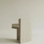 masif mese blok ayak sandalye tasarimi, minimal sirt destekli modern sandalye modeli, ozel uretim dosemeli ahsap sandalye, japandi stil modern yemek sandalyesi, heykelsi form designer chair