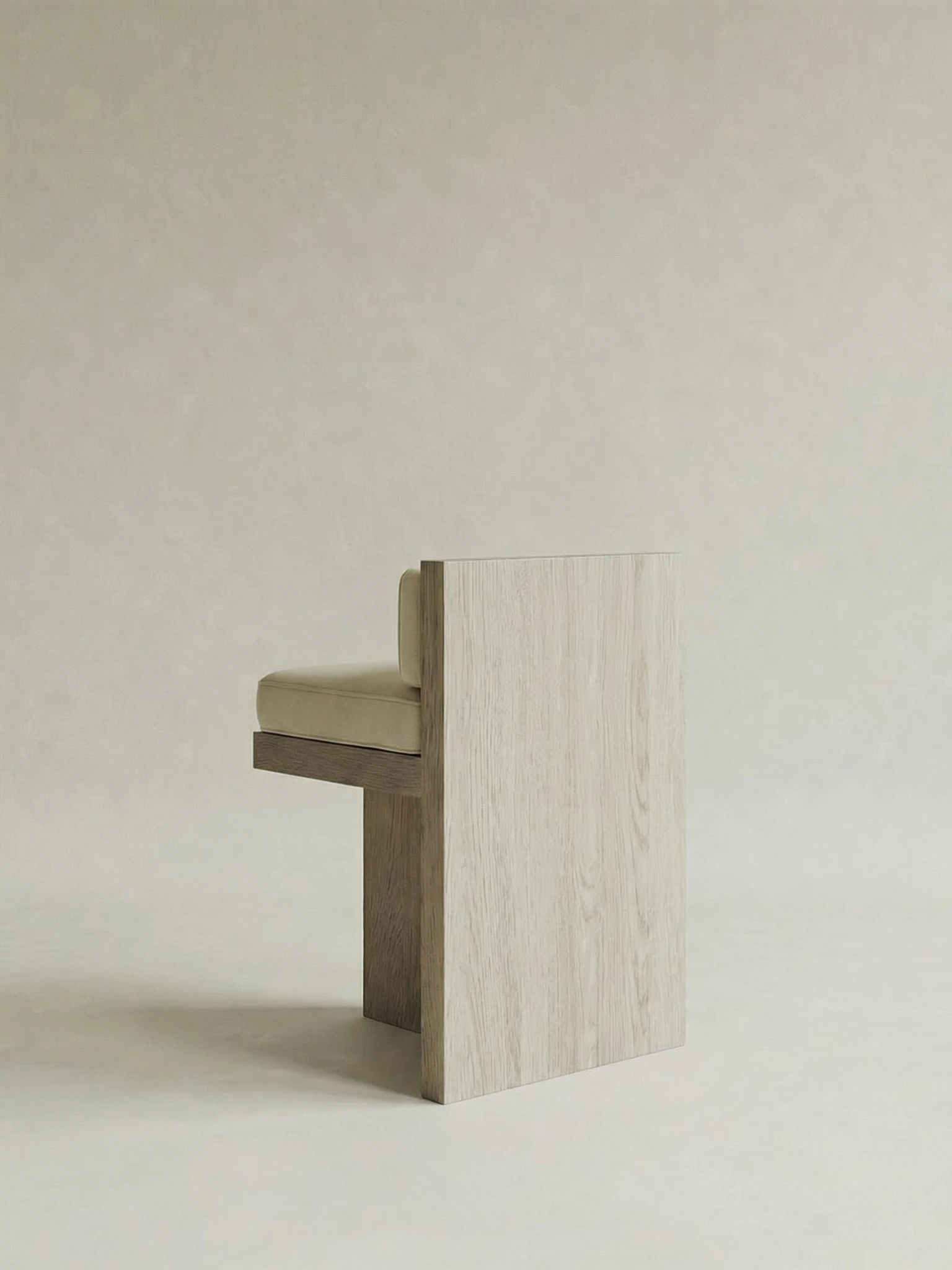 masif mese blok ayak sandalye tasarimi, minimal sirt destekli modern sandalye modeli, ozel uretim dosemeli ahsap sandalye, japandi stil modern yemek sandalyesi, heykelsi form designer chair