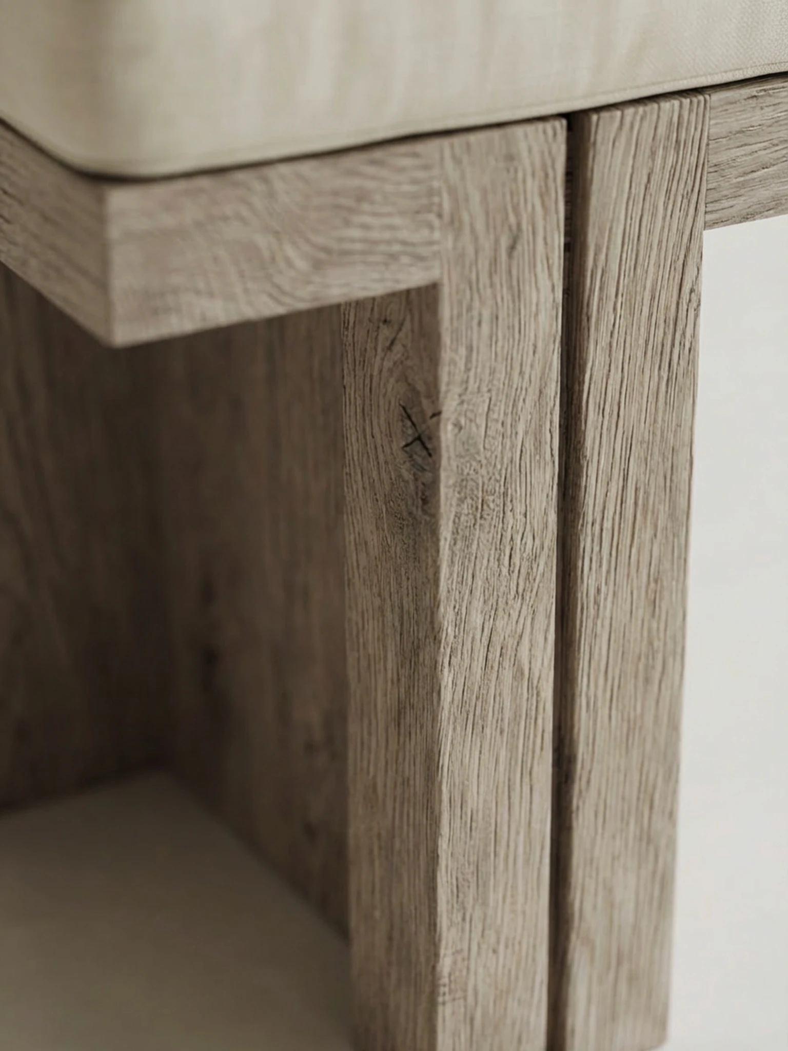 masif mese blok ayak sandalye tasarimi, minimal sirt destekli modern sandalye modeli, ozel uretim dosemeli ahsap sandalye, japandi stil modern yemek sandalyesi, heykelsi form designer chair