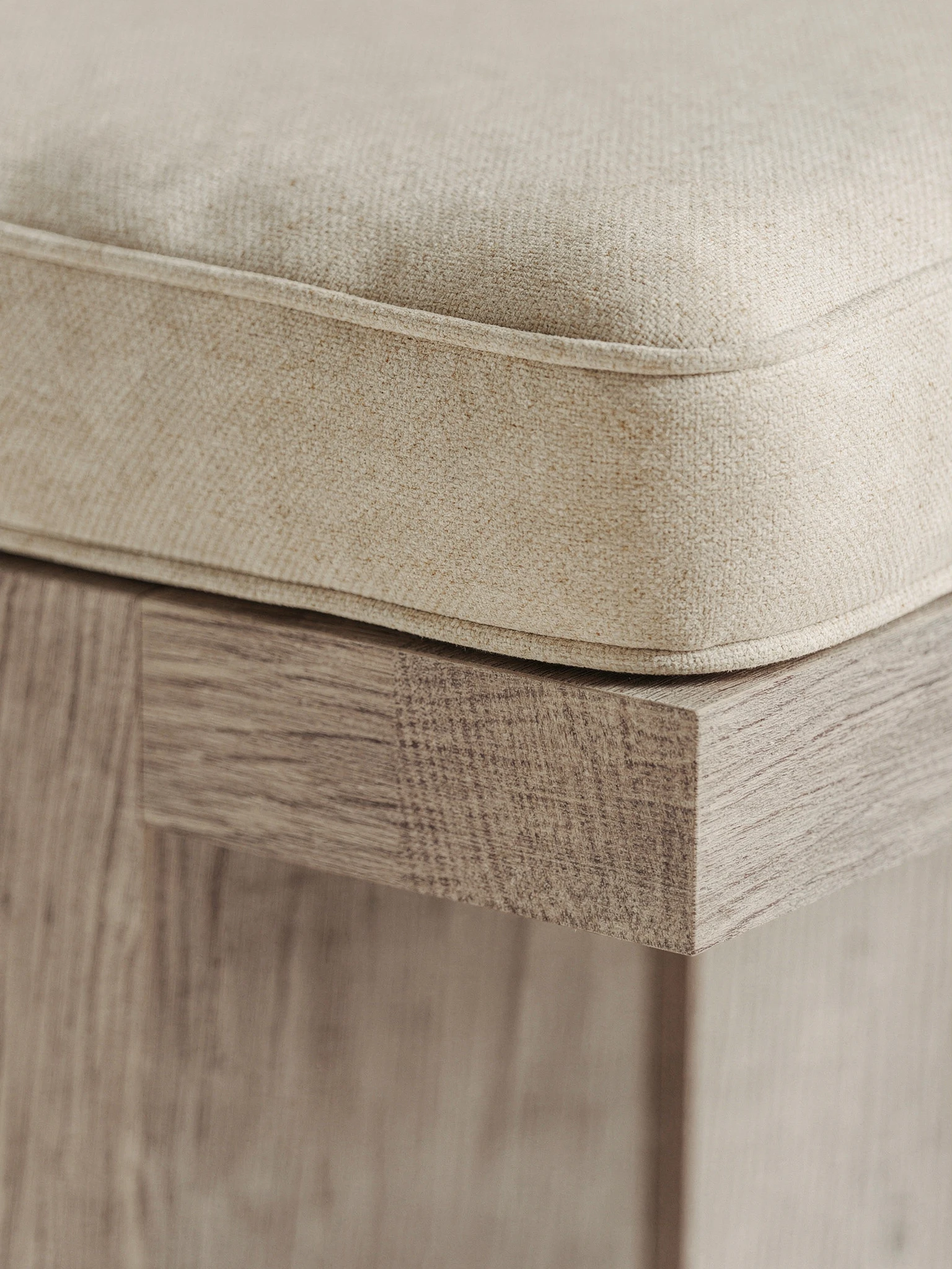 masif mese blok ayak sandalye tasarimi, minimal sirt destekli modern sandalye modeli, ozel uretim dosemeli ahsap sandalye, japandi stil modern yemek sandalyesi, heykelsi form designer chair