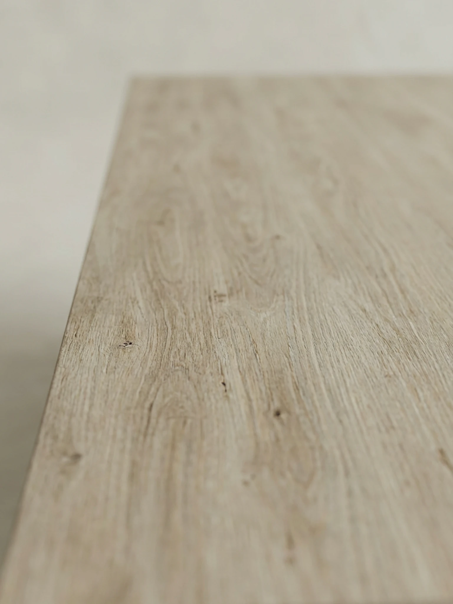 masif mese ahsap tabla panel ayak masa, dikey panel detayli modern yemek masasi, ozel uretim ahsap dining table tasarimi, monolitik modern masa japandi stil, panel govdeli heykelsi masa