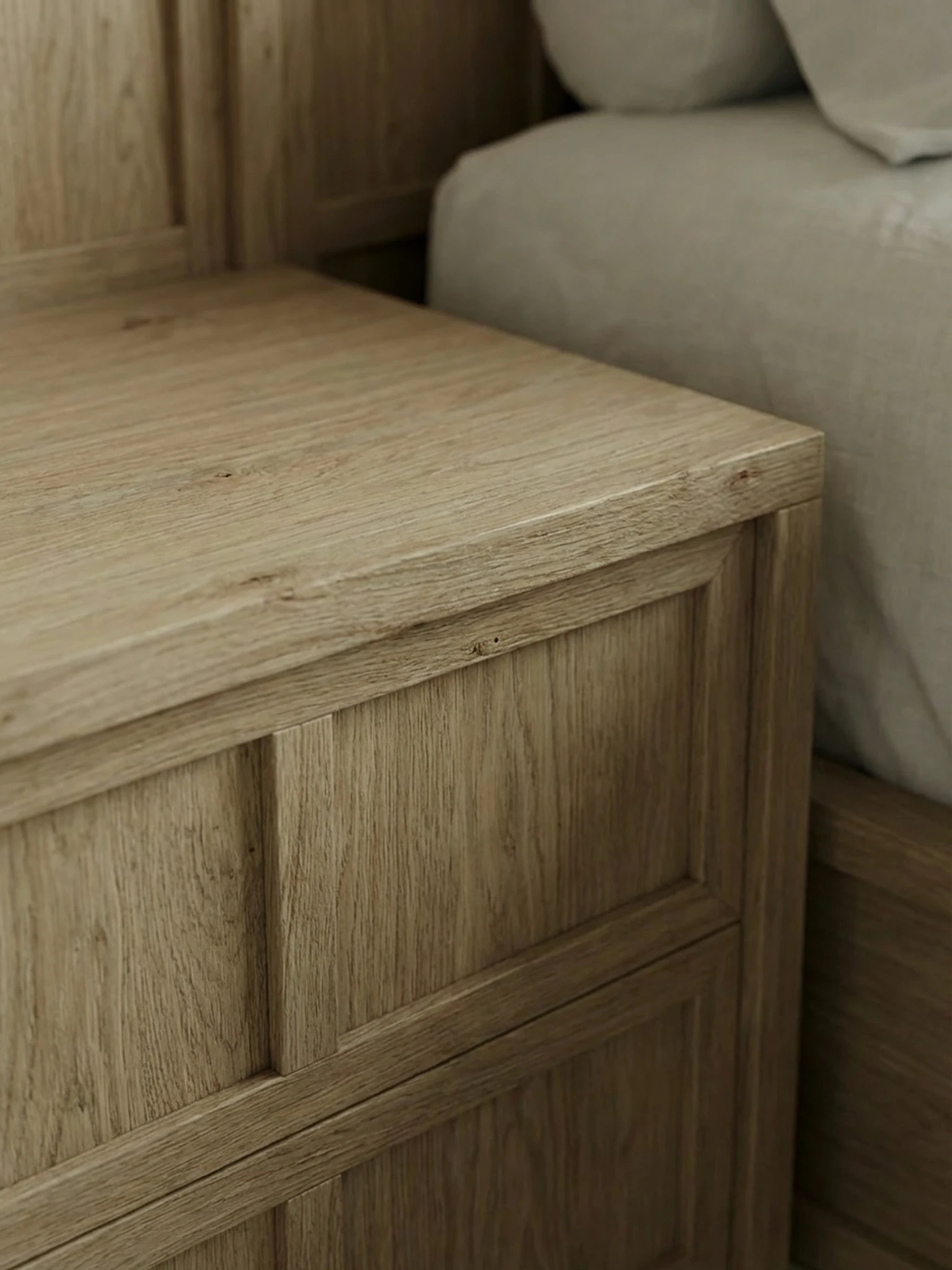 masif ahsap karyola panel baslik tasarim, ozel uretim modern yatak modeli siparis mobilya, japandi stil platform karyola tasarimi, panel detayli yatak odasi mobilyasi ismaralama, modern ahsap karyola minimal govde