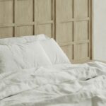 masif ahsap karyola panel baslik tasarim, ozel uretim modern yatak modeli siparis mobilya, japandi stil platform karyola tasarimi, panel detayli yatak odasi mobilyasi ismaralama, modern ahsap karyola minimal govde