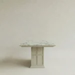 mermer ust yuzey panel ayak masa tasarimi, grid panel detayli modern yemek masasi, ozel uretim mermer dining table modeli, merkezi ayak heykelsi masa tasarimi, masif ahsap panel govdeli masa