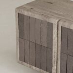 mese govdeli seramik panelli modern bufe tasarimi, dokulu seramik panel kapakli sideboard, ozel uretim brutalist modern bufe tasarimi, mimari blok ayakli modern ahsap bufe, seramik panel yuzeyli modern depolama mobilyasi