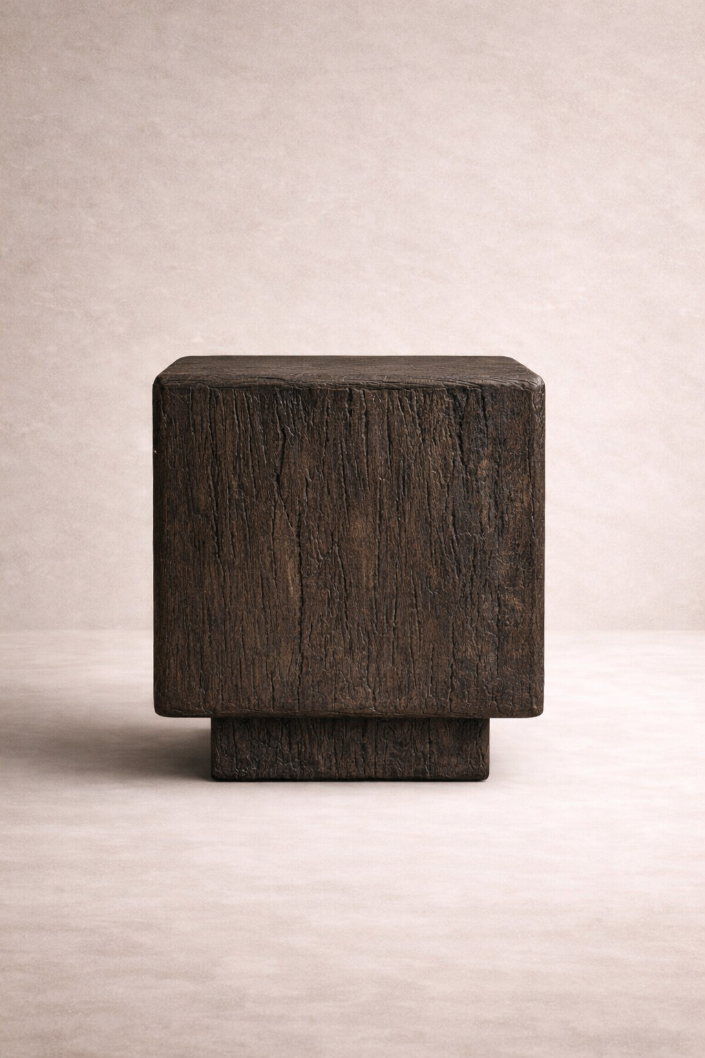komur efektli yakma mese komodin tasarimi, dokulu seramik panel brutalist komodin, ozel uretim modern mimari bedside table, blok form koyu ahsap tasarim komodin, yakma ahsap dokulu modern yatak yani komodin