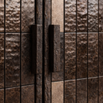 komur efektli yakma mese vitrin bufe tasarimi, dokulu seramik panel kapakli brutalist vitrin dolabi, ozel uretim modern mimari vitrin bufe, blok ayakli koyu ahsap tasarim vitrin, yakma ahsap dokulu modern vitrin bufe