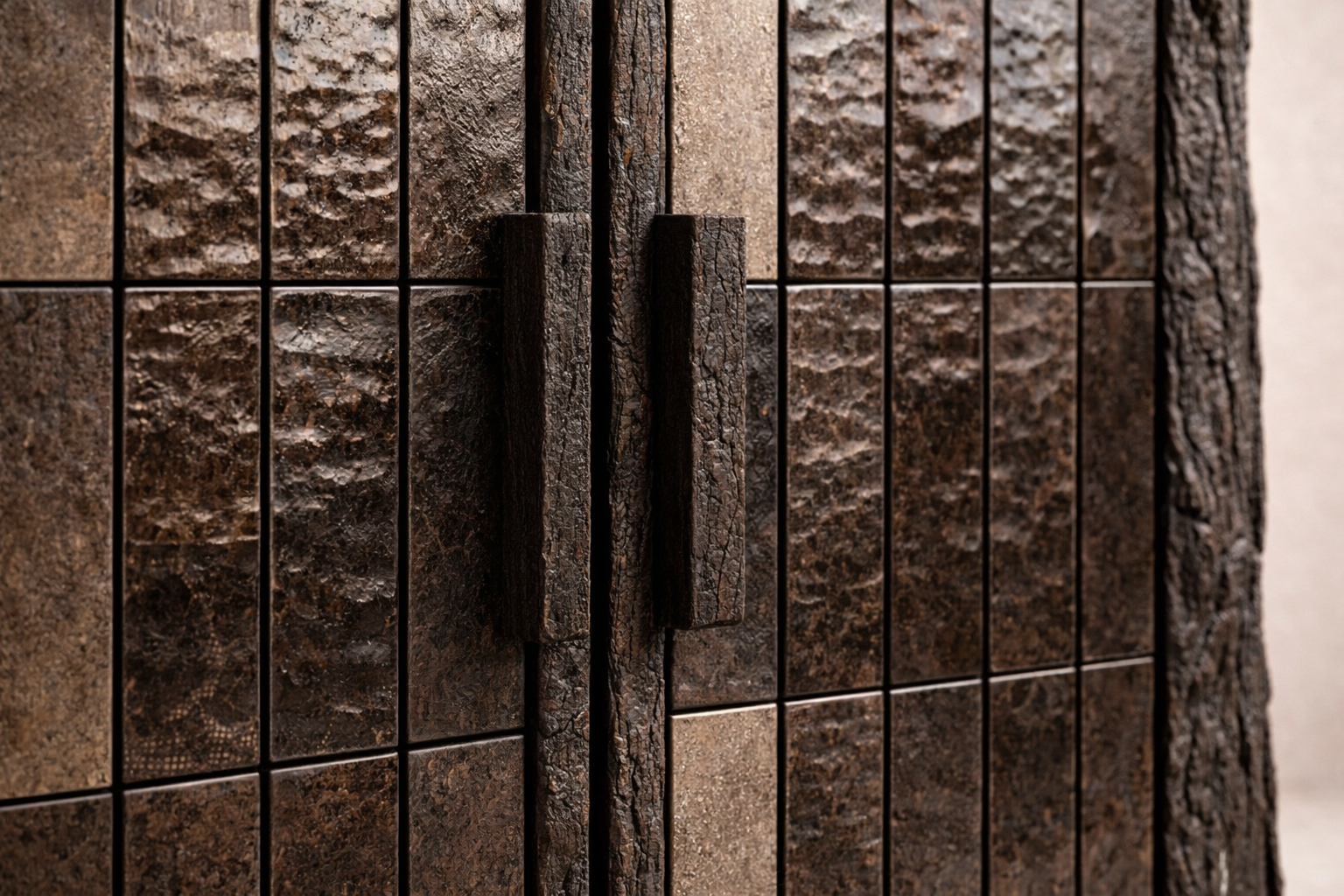 komur efektli yakma mese vitrin bufe tasarimi, dokulu seramik panel kapakli brutalist vitrin dolabi, ozel uretim modern mimari vitrin bufe, blok ayakli koyu ahsap tasarim vitrin, yakma ahsap dokulu modern vitrin bufe