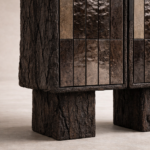 komur efektli yakma mese vitrin bufe tasarimi, dokulu seramik panel kapakli brutalist vitrin dolabi, ozel uretim modern mimari vitrin bufe, blok ayakli koyu ahsap tasarim vitrin, yakma ahsap dokulu modern vitrin bufe