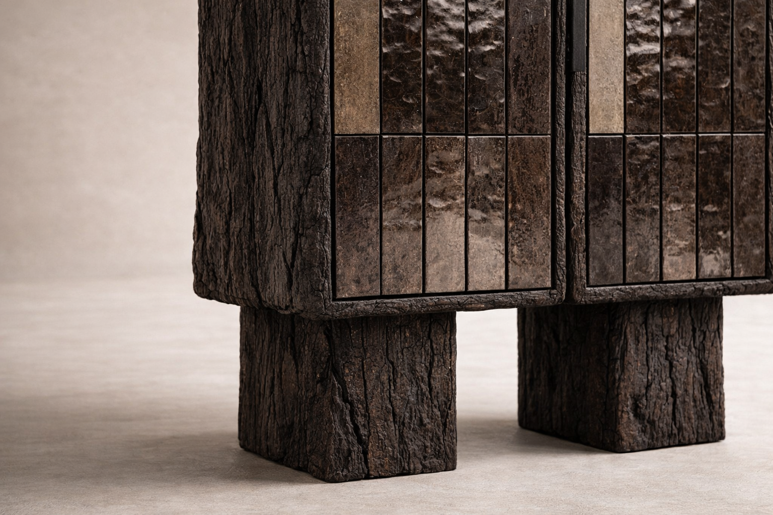 komur efektli yakma mese vitrin bufe tasarimi, dokulu seramik panel kapakli brutalist vitrin dolabi, ozel uretim modern mimari vitrin bufe, blok ayakli koyu ahsap tasarim vitrin, yakma ahsap dokulu modern vitrin bufe