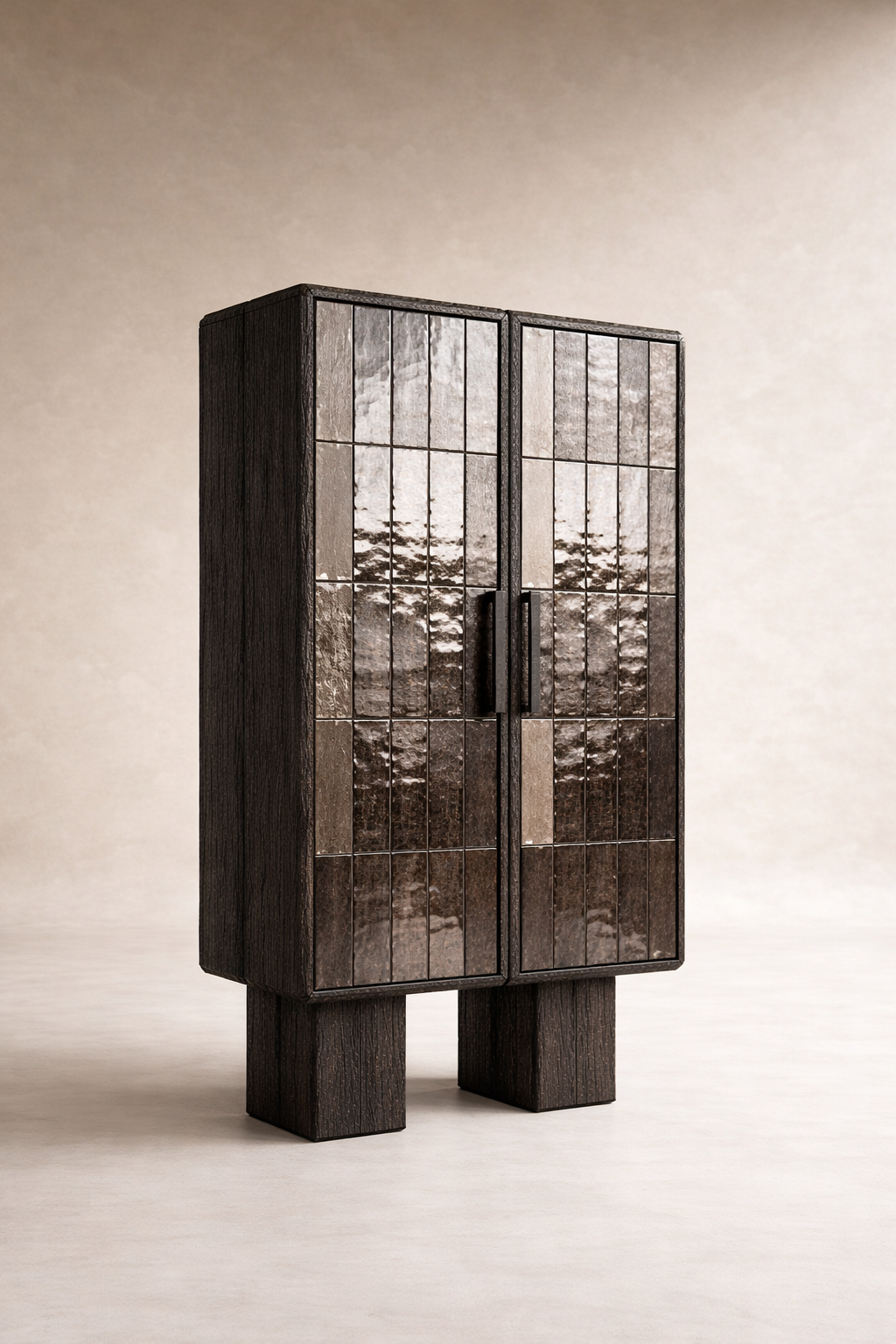 komur efektli yakma mese vitrin bufe tasarimi, dokulu seramik panel kapakli brutalist vitrin dolabi, ozel uretim modern mimari vitrin bufe, blok ayakli koyu ahsap tasarim vitrin, yakma ahsap dokulu modern vitrin bufe