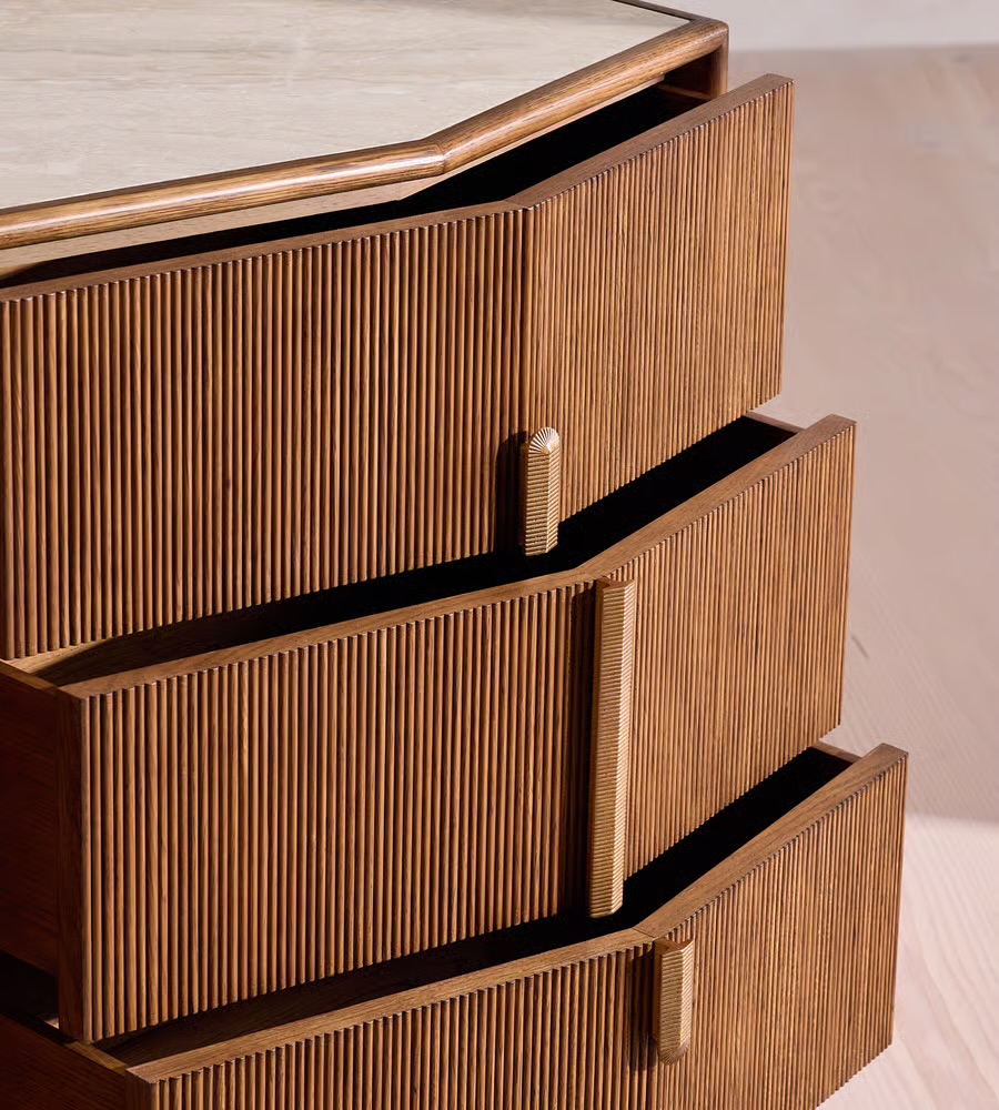 kanalli ahsap modern bufet tasarimi, pirinc detayli luxury sideboard, ozel uretim modern bufet dolabi, mimari cepheli ahsap bufet tasarimi, modern luxury yemek odasi bufesi