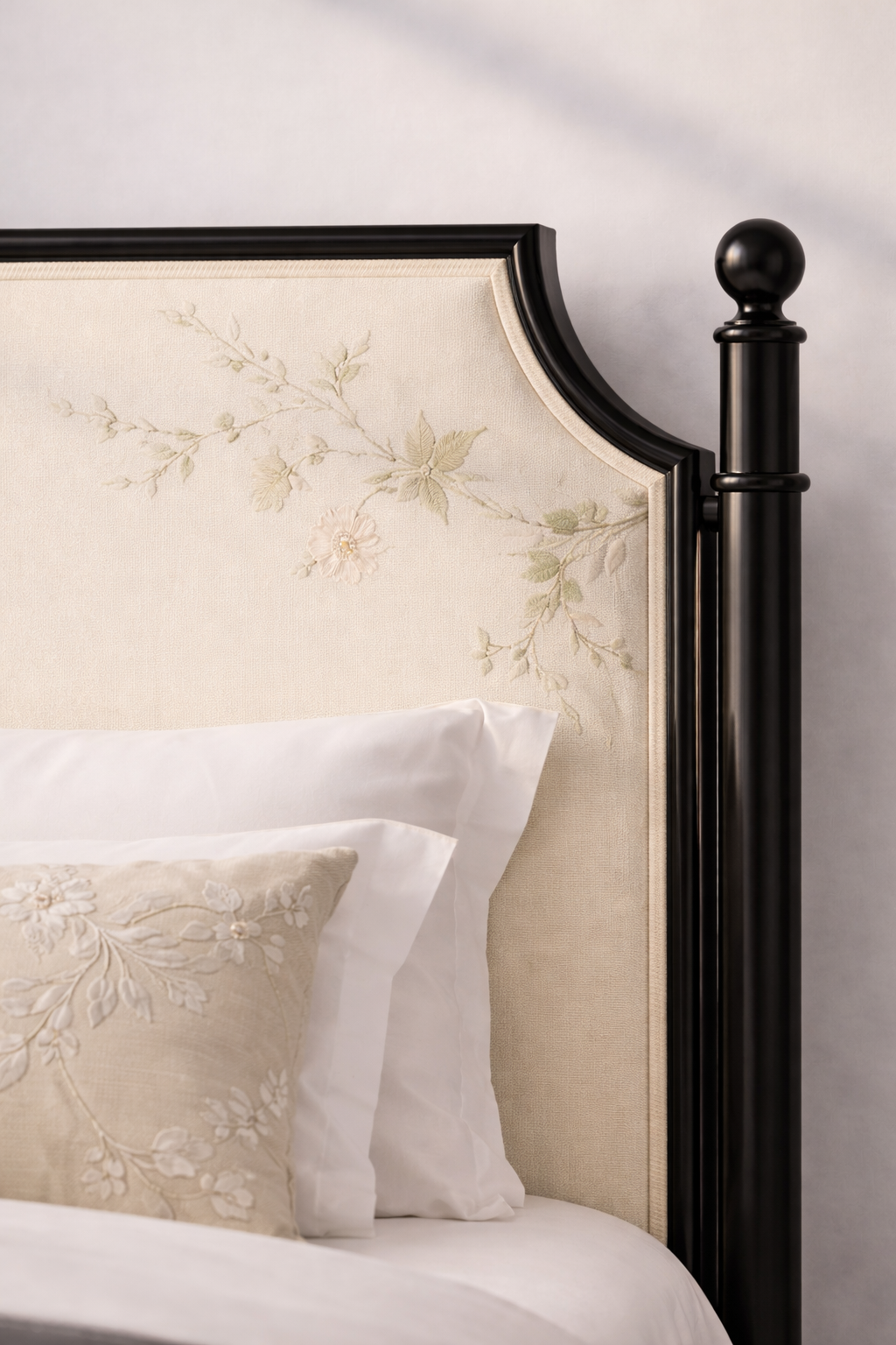 nakisli baslikli klasik karyola tasarimi, metal dikmeli modern classic bed, ozel uretim metal yatak tasarimi, klasik modern yatak odasi karyolasi, ferforje detayli modern karyola