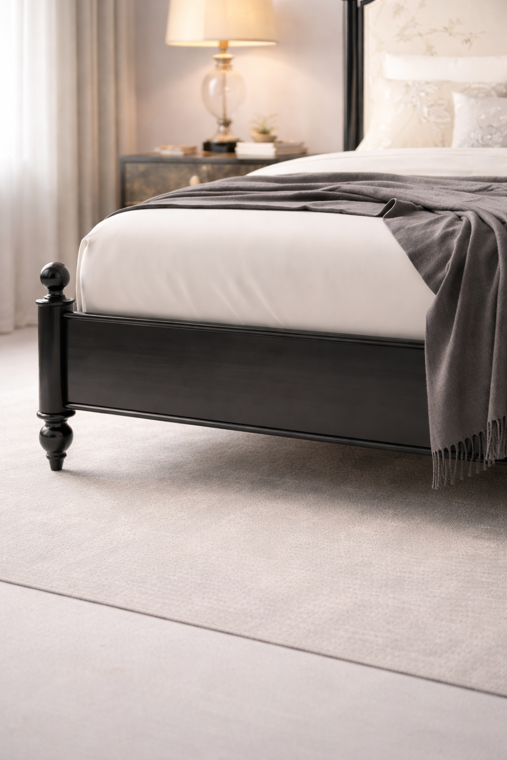 nakisli baslikli klasik karyola tasarimi, metal dikmeli modern classic bed, ozel uretim metal yatak tasarimi, klasik modern yatak odasi karyolasi, ferforje detayli modern karyola