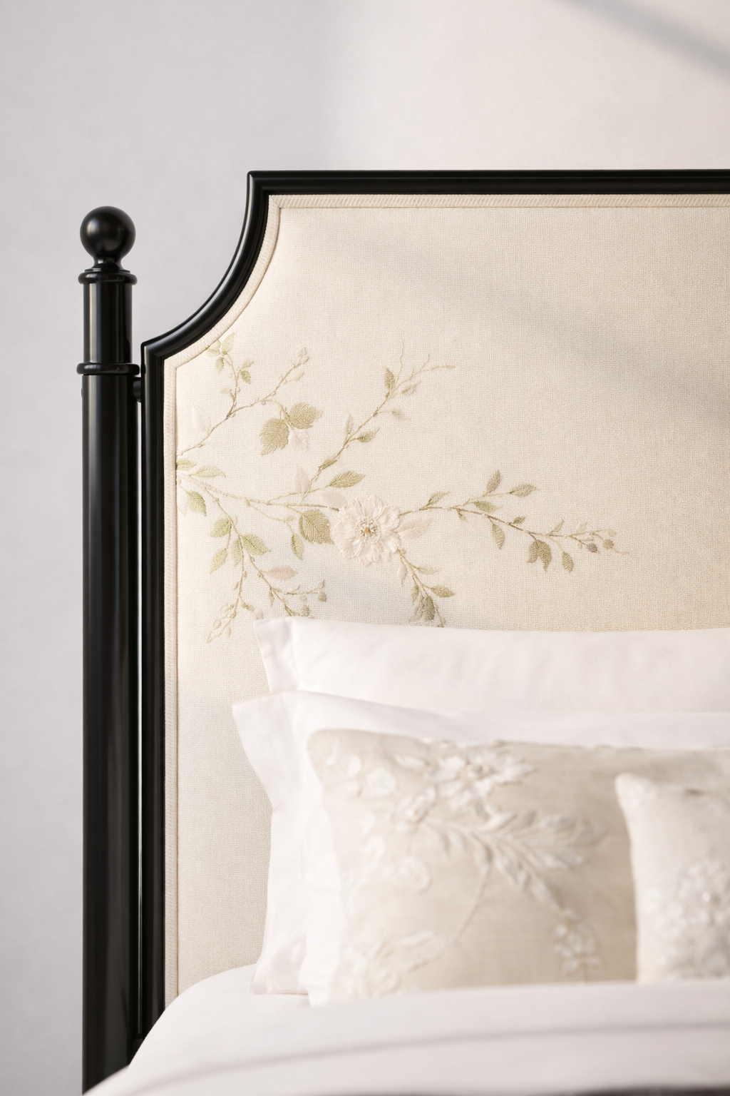 nakisli baslikli klasik karyola tasarimi, metal dikmeli modern classic bed, ozel uretim metal yatak tasarimi, klasik modern yatak odasi karyolasi, ferforje detayli modern karyola