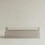 daybed masif ahşap platform, silindirik yastıklı modern koltuk, krem keten döşemeli özel ölçü kanepe, minimal lounge daybed tasarım, ısmarlama mobilya modüler sofa