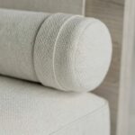 daybed masif ahşap platform, silindirik yastıklı modern koltuk, krem keten döşemeli özel ölçü kanepe, minimal lounge daybed tasarım, ısmarlama mobilya modüler sofa