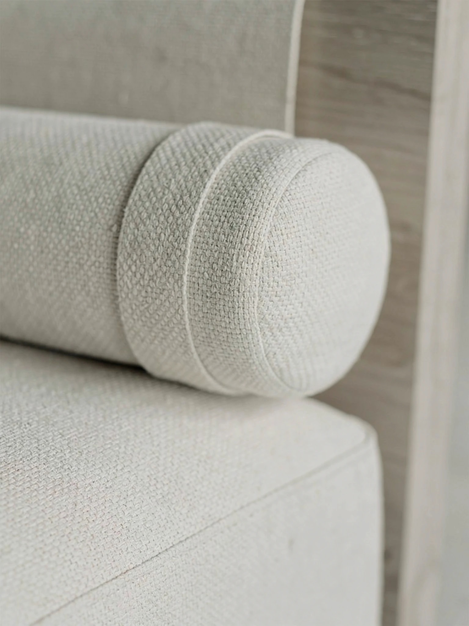 daybed masif ahşap platform, silindirik yastıklı modern koltuk, krem keten döşemeli özel ölçü kanepe, minimal lounge daybed tasarım, ısmarlama mobilya modüler sofa