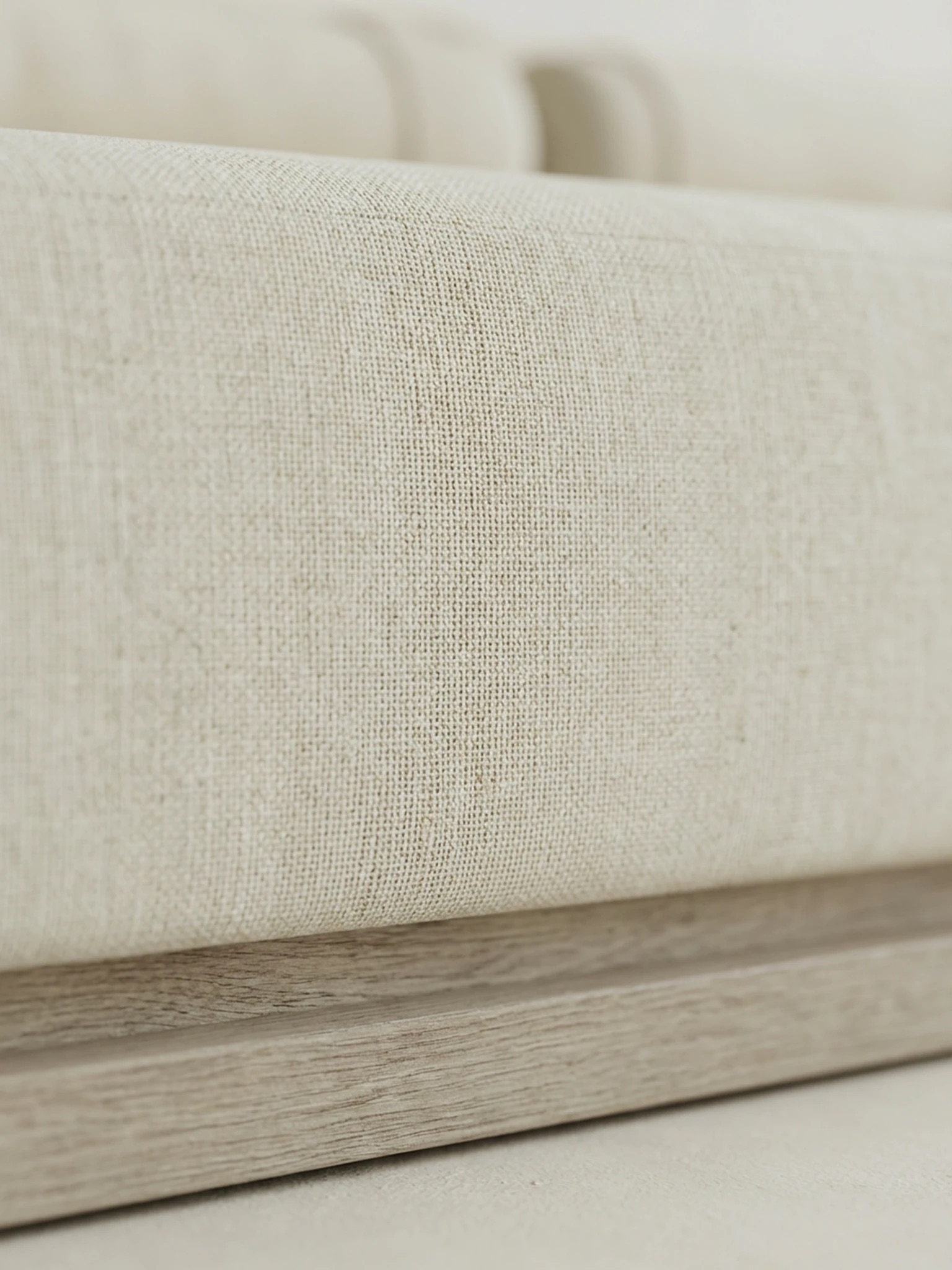 daybed masif ahşap platform, silindirik yastıklı modern koltuk, krem keten döşemeli özel ölçü kanepe, minimal lounge daybed tasarım, ısmarlama mobilya modüler sofa