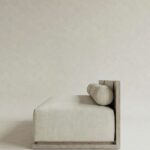 daybed masif ahşap platform, silindirik yastıklı modern koltuk, krem keten döşemeli özel ölçü kanepe, minimal lounge daybed tasarım, ısmarlama mobilya modüler sofa