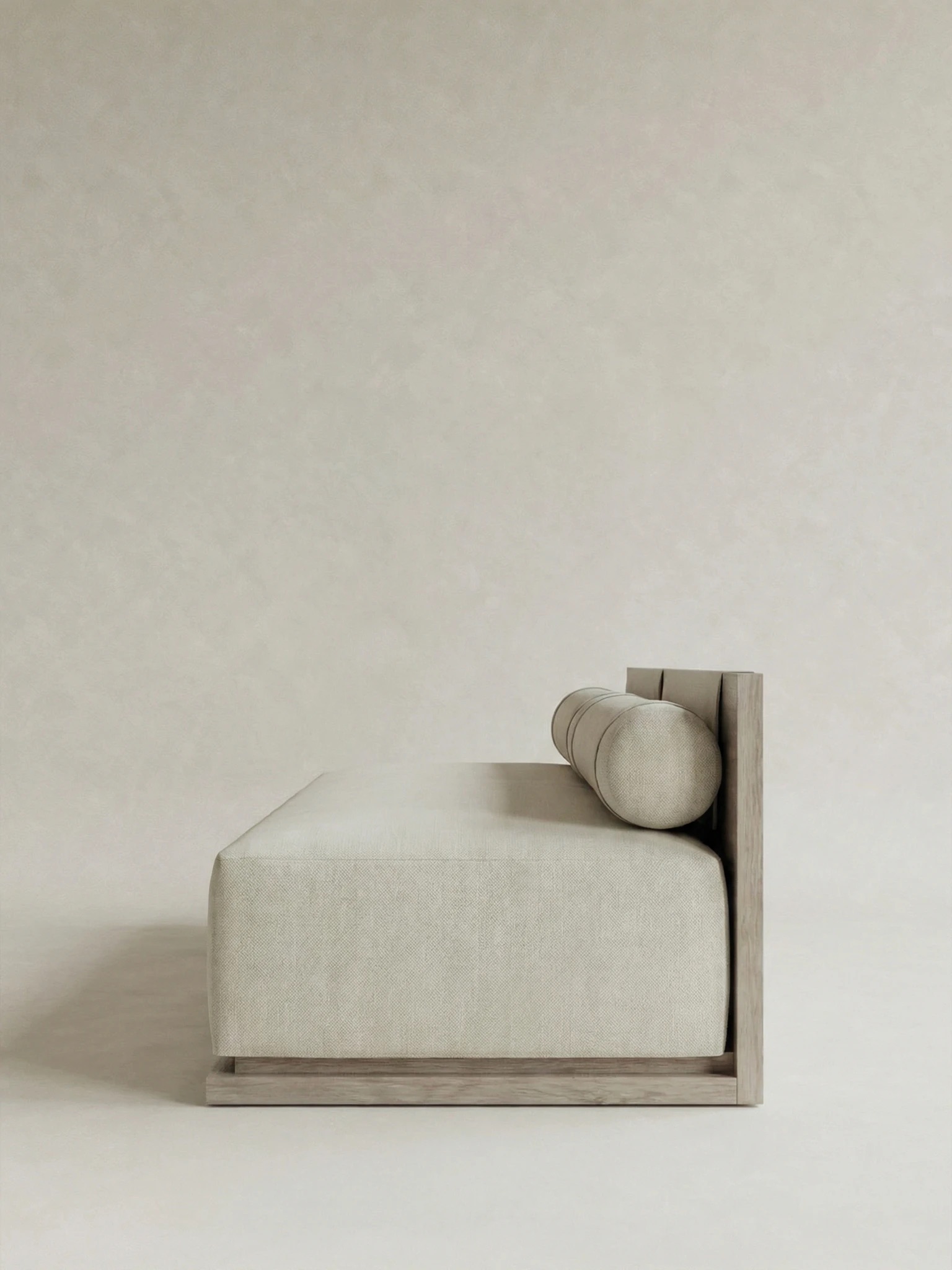 daybed masif ahşap platform, silindirik yastıklı modern koltuk, krem keten döşemeli özel ölçü kanepe, minimal lounge daybed tasarım, ısmarlama mobilya modüler sofa