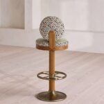 pirinç kaideli bar taburesi tasarımı, vintage stil metal bar stool, özel üretim döşemeli bar taburesi, pirinç ayaklı modern bar stool tasarımı, dekoratif kumaşlı bar taburesi