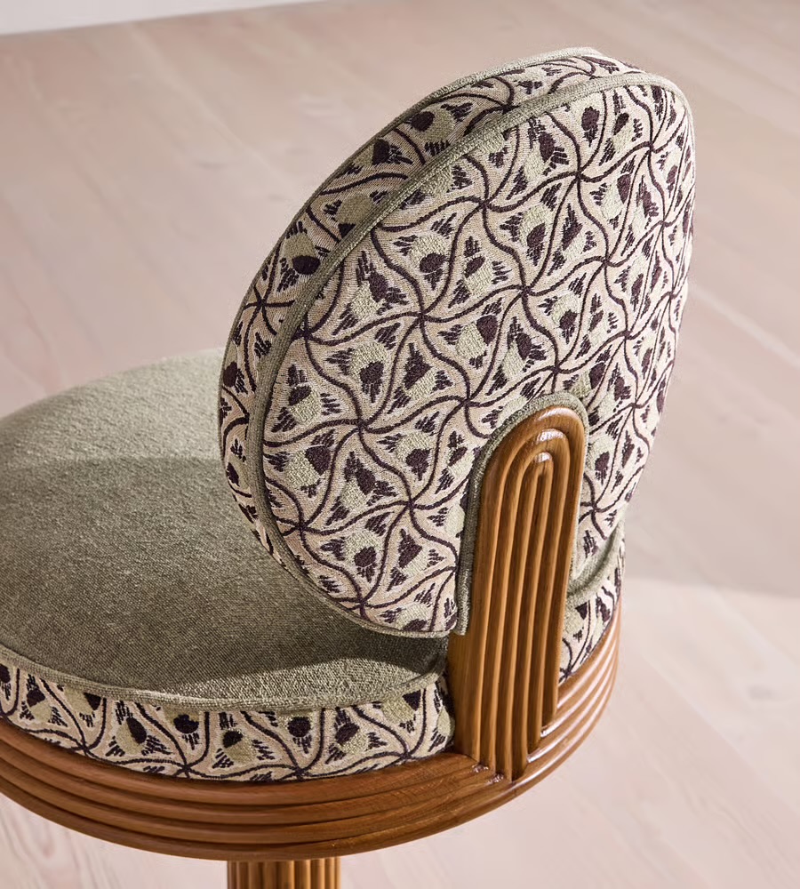 pirinç kaideli bar taburesi tasarımı, vintage stil metal bar stool, özel üretim döşemeli bar taburesi, pirinç ayaklı modern bar stool tasarımı, dekoratif kumaşlı bar taburesi