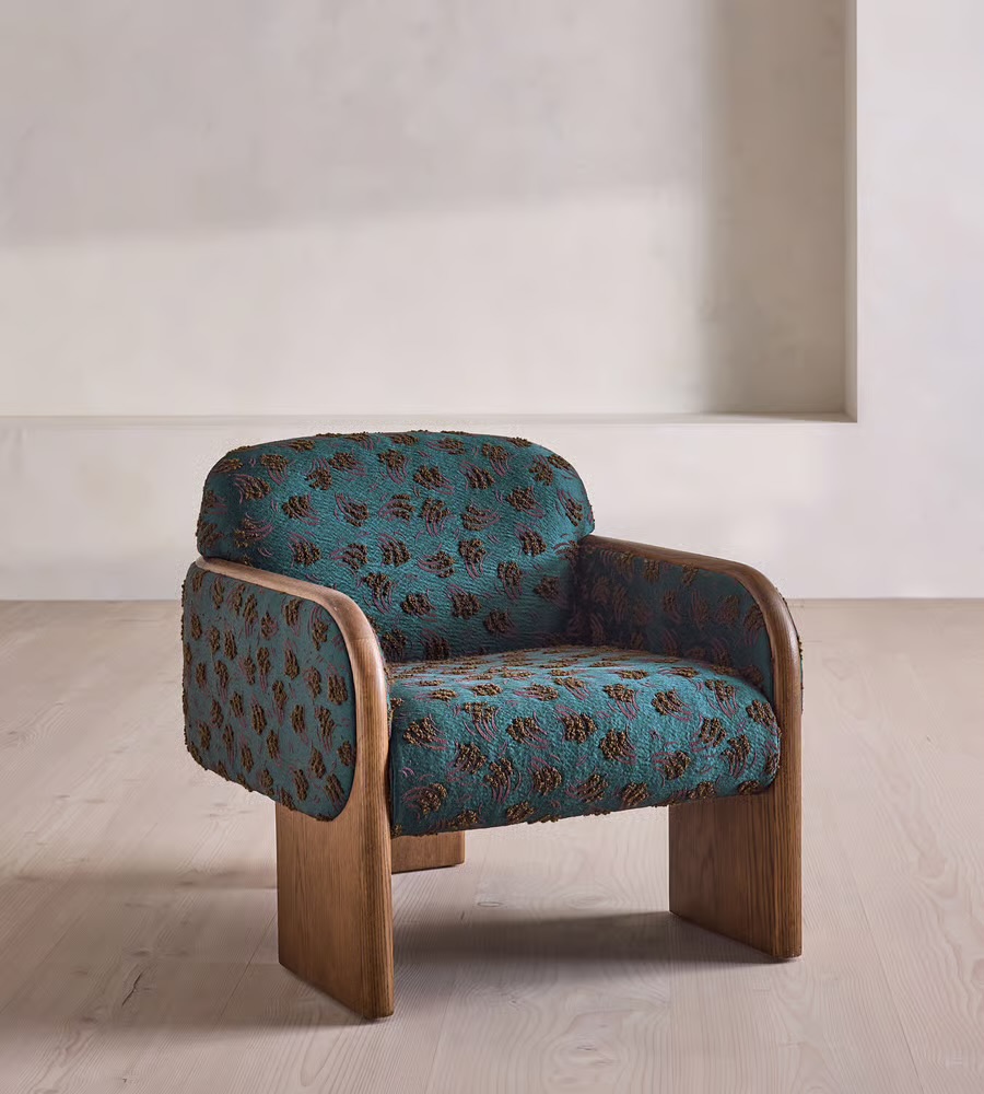 masif ahsap kollu modern koltuk tasarimi, ozel uretim lounge koltuk tasarimi, desenli kumas doseme modern koltuk, mimari form modern lounge chair, modern interior ahsap kollu koltuk