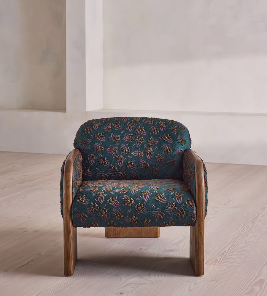 masif ahsap kollu modern koltuk tasarimi, ozel uretim lounge koltuk tasarimi, desenli kumas doseme modern koltuk, mimari form modern lounge chair, modern interior ahsap kollu koltuk