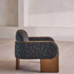 masif ahsap kollu modern koltuk tasarimi, ozel uretim lounge koltuk tasarimi, desenli kumas doseme modern koltuk, mimari form modern lounge chair, modern interior ahsap kollu koltuk