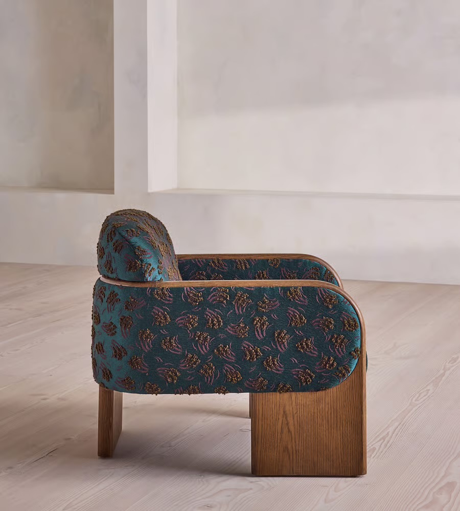 masif ahsap kollu modern koltuk tasarimi, ozel uretim lounge koltuk tasarimi, desenli kumas doseme modern koltuk, mimari form modern lounge chair, modern interior ahsap kollu koltuk