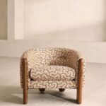 masif ahsap kavisli modern koltuk tasarimi, desenli kumas ozel uretim kanepe modeli, sarici sirtli konforlu salon koltugu, heykelsi form modern sofa tasarimi, butik tarz designer koltuk