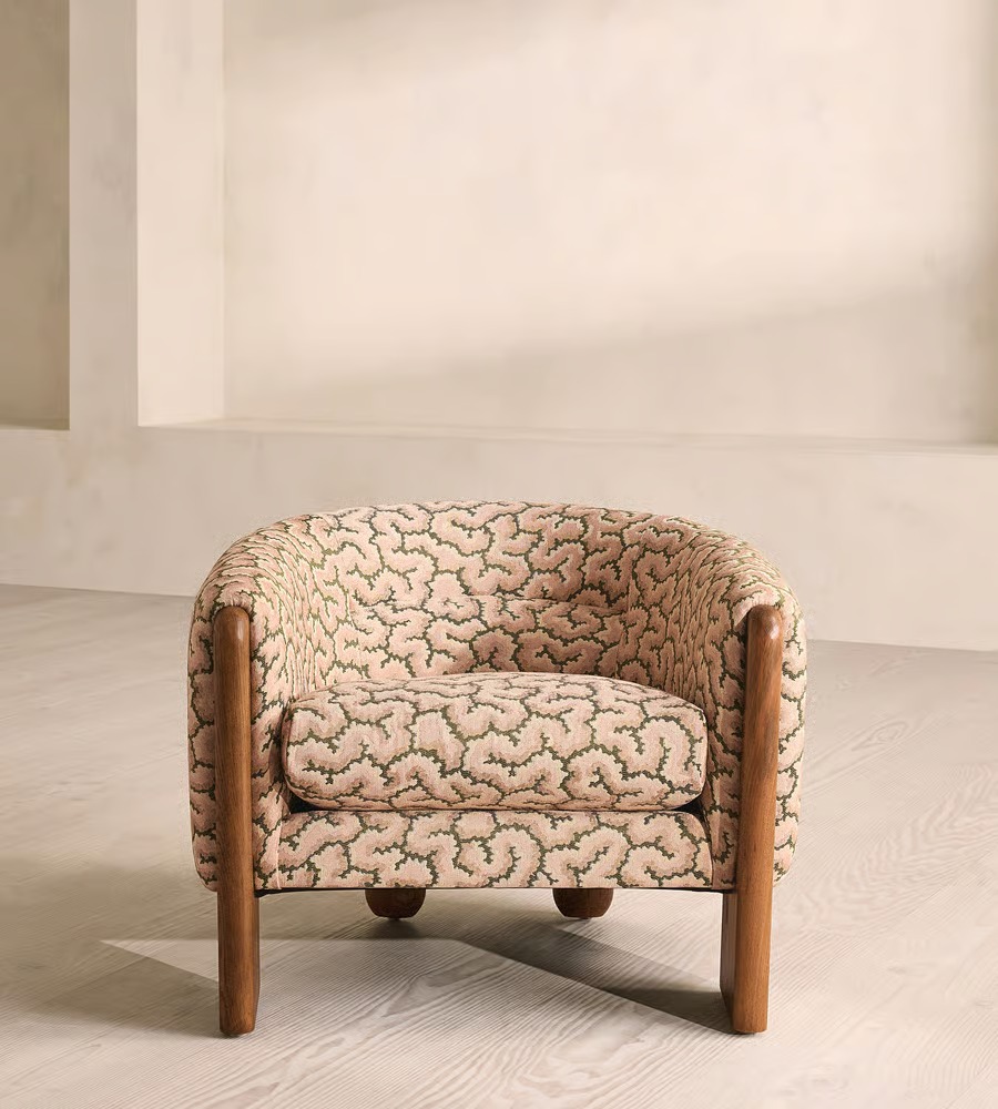 masif ahsap kavisli modern koltuk tasarimi, desenli kumas ozel uretim kanepe modeli, sarici sirtli konforlu salon koltugu, heykelsi form modern sofa tasarimi, butik tarz designer koltuk