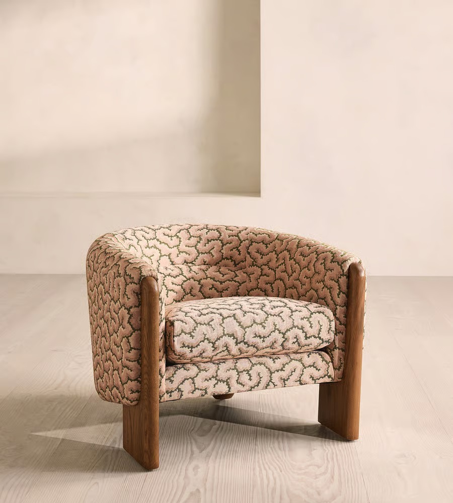 masif ahsap kavisli modern koltuk tasarimi, desenli kumas ozel uretim kanepe modeli, sarici sirtli konforlu salon koltugu, heykelsi form modern sofa tasarimi, butik tarz designer koltuk