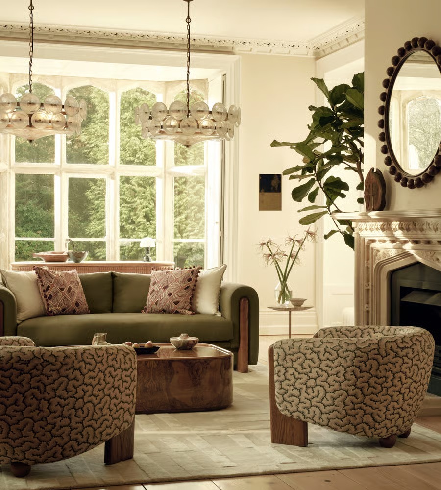 masif ahsap kavisli modern koltuk tasarimi, desenli kumas ozel uretim kanepe modeli, sarici sirtli konforlu salon koltugu, heykelsi form modern sofa tasarimi, butik tarz designer koltuk